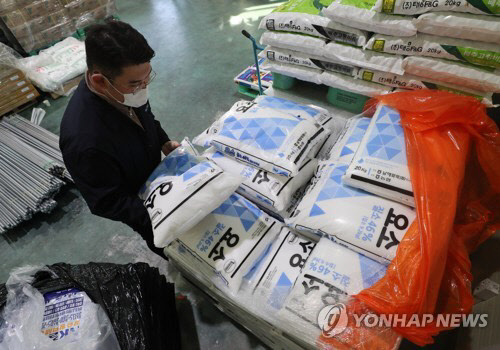 29일 농업계에 따르면 비료, 연료, 인건비 등 비용이 크게 올라 3중고를 겪고 있다. 지난해 11월 11일 오전 대전시 유성구 원내동 진잠농협 본점에서 농협 관계자가 요소비료 재고량을 확인하고 있다. <연합뉴스>